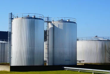 How to Choose a Commercial Storage Tank That Fits Your Needs